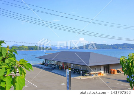 位於海邊的直銷店，您可以在這裡購買當地特產和其他產品。 143797893