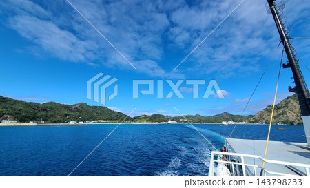 從母島丸號上看到的父島和二見港 143798233