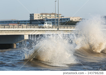 湘南江之島:江之島大橋、片瀨東濱、片瀨西濱的海浪相互碰撞。 湘南江之島:江之島大橋、片瀨東濱、片瀨西濱的海浪相互碰撞。 143798288