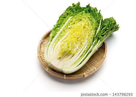 縱向切開的捲心菜的橫截面 縱向切開的捲心菜的橫截面 143798293