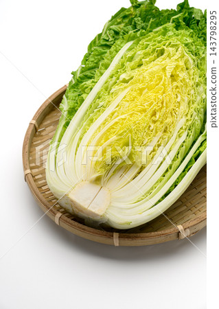 縱向切開的捲心菜的橫截面 縱向切開的捲心菜的橫截面 143798295