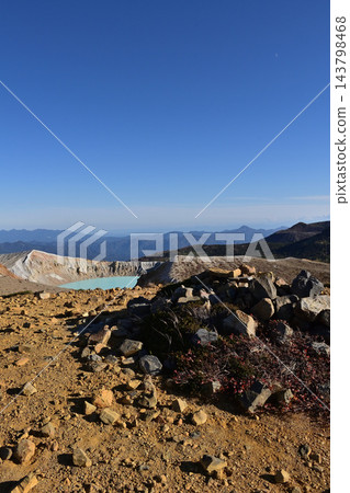 從白根山眺望湯釜山和榛名山 從白根山眺望湯釜山和榛名山 143798468