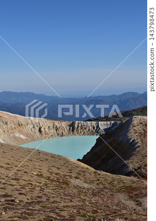 從白根山眺望湯釜山和榛名山 143798473
