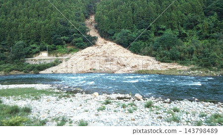 暴雨造成的破壞導致河岸邊坡坍塌，泥沙和漂流木堆積。 143798489