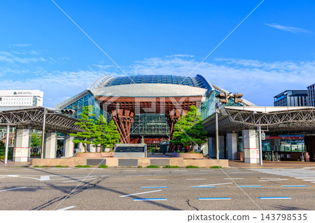 清晨，石川縣金澤市金澤站，鼓門 143798535