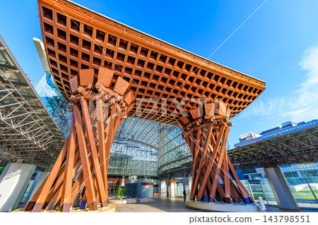清晨，石川縣金澤市金澤站，鼓門 143798551