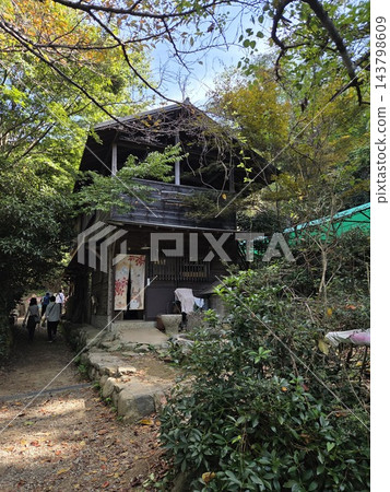 秋日山中的一座老農舍 秋日山中的一座老農舍 143798609