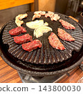 在圓形烤盤上烤製的肉和洋蔥 143800030