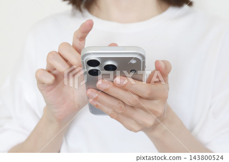 使用智能手機的女性之手 使用智能手機的女性之手 143800524