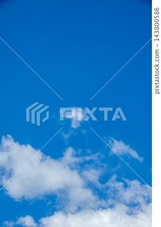 湛藍的天空,朵朵白雲在空中飄蕩。 湛藍的天空,朵朵白雲在空中飄蕩。 143800586