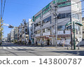 東京品川區青單橫町站附近商業街入口和十字路口的街景。 143800787