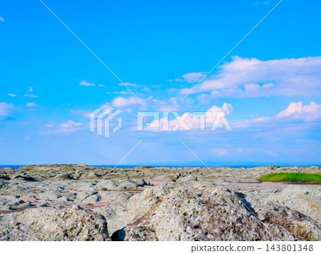 夏季從千丈敷海岸眺望,景色壯麗迷人,可以看到津輕半島和日本海對岸北海道島嶼的模糊輪廓,夏季的雲朵在海面上飄蕩。 夏季從千丈敷海岸眺望,景色壯麗迷人,可以看到津輕半島和日本海對岸北海道島嶼的模糊輪廓,夏季的雲朵在海面上飄蕩。 143801348