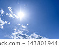 背景圖片為橫濱冬日晴空萬裡，陽光普照，天空湛藍。 143801944