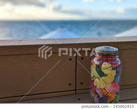 一個孤獨的夜晚，在一瓶鮮花中。 143802433