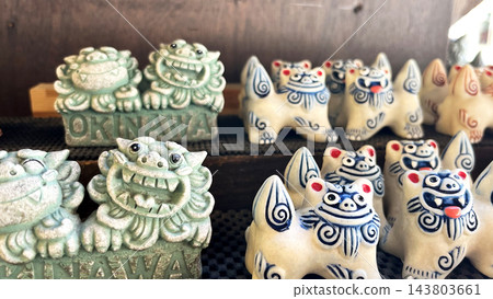 沖繩縣紀念品商店裡擺放著可愛的石獅子雕像 沖繩縣紀念品商店裡擺放著可愛的石獅子雕像 143803661