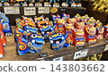 沖繩縣紀念品商店裡擺放著可愛的石獅子雕像 143803662