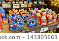 沖繩縣紀念品商店裡擺放著可愛的石獅子雕像 143803663