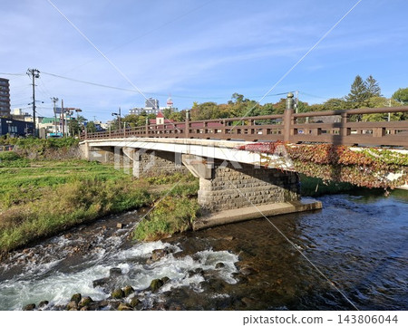 從岩手縣盛岡市的下橋遠眺,可以看到清澈的中津川河水和橋上成排的裝飾性橋墩。 從岩手縣盛岡市的下橋遠眺,可以看到清澈的中津川河水和橋上成排的裝飾性橋墩。 143806044
