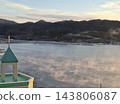 清晨的氣仙沼灣：教堂塔樓和漂浮在海面上的神秘海霧。 143806087