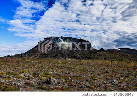 支笏洞爺國立公園 - 樽前山火山口和噴出白色煙霧的動態熔岩穹頂。 143806842