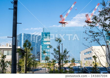 【京濱東北線】一列火車正穿過一座正在興建中的城市。 【京濱東北線】一列火車正穿過一座正在興建中的城市。 143807094