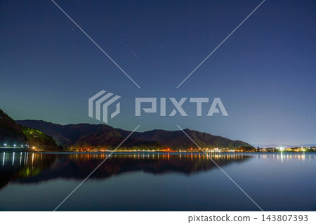 夜晚寧靜的湖畔景色,象徵環境保護和永續發展。 夜晚寧靜的湖畔景色,象徵環境保護和永續發展。 143807393