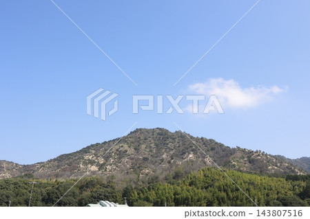 山火過後,樹木和山坡被燒焦。湛藍的天空下留有空白區域。愛媛縣今治市朝倉地區。 山火過後,樹木和山坡被燒焦。湛藍的天空下留有空白區域。愛媛縣今治市朝倉地區。 143807516