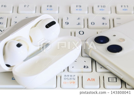 智慧型手機與無線耳機之間透過藍牙連接的示意圖。 智慧型手機與無線耳機之間透過藍牙連接的示意圖。 143808041
