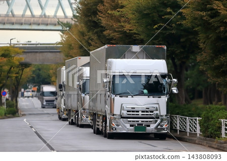 等待的物流卡車 143808093
