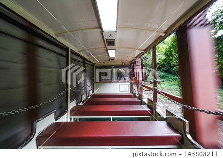 黑部峽電車正穿越隧道 143808211