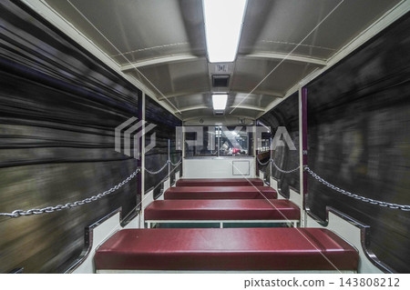 黑部峽電車正穿越隧道 143808212