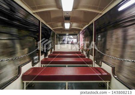 黑部峽電車正穿越隧道 黑部峽電車正穿越隧道 143808213