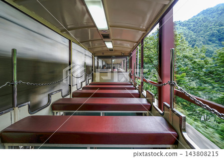 從黑部峽谷Torokko列車行駛中看到的景色 從黑部峽谷Torokko列車行駛中看到的景色 143808215