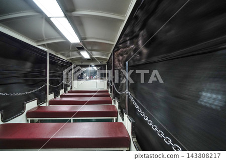 黑部峽電車正穿越隧道 143808217