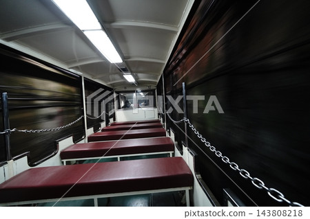 黑部峽電車正穿越隧道 黑部峽電車正穿越隧道 143808218