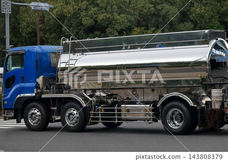 一輛行駛中的油罐車 143808379