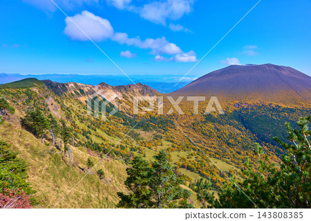 秋季，從長野縣小諸市淺山外緣的黑伏山眺望淺山（前掛山）及邪後岳方向。 143808385