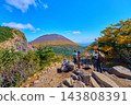Viewing Mount Asama and Tomi-no-Atama in Nagano Prefecture in autumn, with climbers seen from Yarigasaya under a clear sky. 143808391
