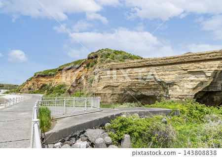 千葉縣銚子市:著名旅遊景點屏風浦的地質邊界及週邊景色。 千葉縣銚子市:著名旅遊景點屏風浦的地質邊界及週邊景色。 143808838