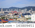 The luxury cruise ship "Luminara," operated by The Ritz-Carlton Yacht Collection, is currently docked at Kobe Port. 143809451
