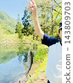 抓到魚的男孩 143809703
