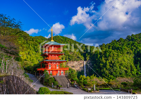 【和歌山縣】熊野那智大社、青岩渡寺的三重塔和那智瀑佈在晨光中熠熠生輝。 【和歌山縣】熊野那智大社、青岩渡寺的三重塔和那智瀑佈在晨光中熠熠生輝。 143809725