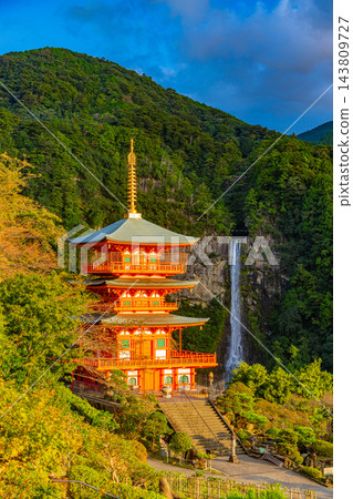 【和歌山縣】熊野那智大社、青岩渡寺的三重塔和那智瀑佈在晨光中熠熠生輝。 【和歌山縣】熊野那智大社、青岩渡寺的三重塔和那智瀑佈在晨光中熠熠生輝。 143809727