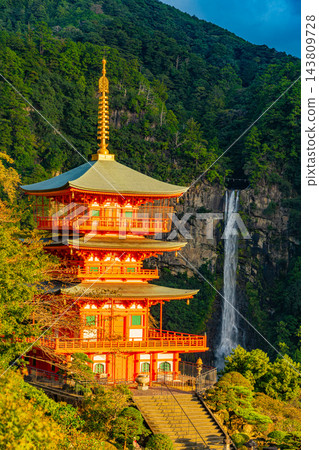 【和歌山縣】熊野那智大社、青岩渡寺的三重塔和那智瀑佈在晨光中熠熠生輝。 143809728
