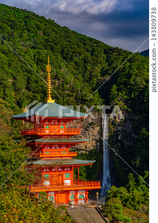 【和歌山縣】熊野那智大社、青岩渡寺的三重塔和那智瀑佈在晨光中熠熠生輝。 143809738