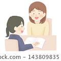 一位女士親自從一位穿著西裝的女士那裡得到解釋。 143809835