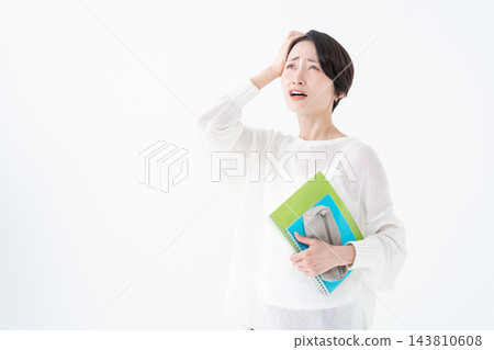 一名正在攻讀資格證書的女子——冒著風險 143810608
