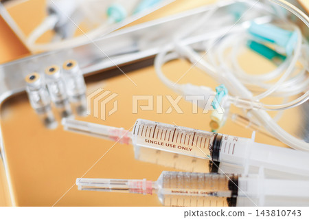 準備靜脈輸液:注射器整齊地擺放在金屬托盤上。 準備靜脈輸液:注射器整齊地擺放在金屬托盤上。 143810743