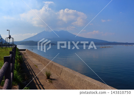 從垂水路邊站（鹿兒島縣垂水市）望向黑神方向的櫻島火山 143810750