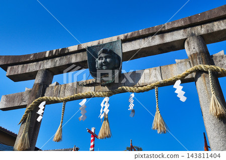 京都惠比壽神社：藍天下格外醒目的鳥居（京都府京都市東山區） 143811404